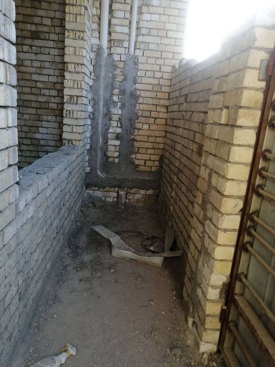 السلام عليكم بيت هيكل للبيع ١٠في ١٠ المساحة ١٠٠ م طابقين وبيتونة ماسس سبالت ومجاري وكهرباء على النص يحتوي على ثلاث غرف نوم ومطبخ وهول غربي وصحيات عدد ٢ ودرج مكسر العنوان البوعيثة الهواشة مجمع السلام شارع المولدة بالفرع المقابل لصيانة جانجان للاستفسار الاتصال على ***********
