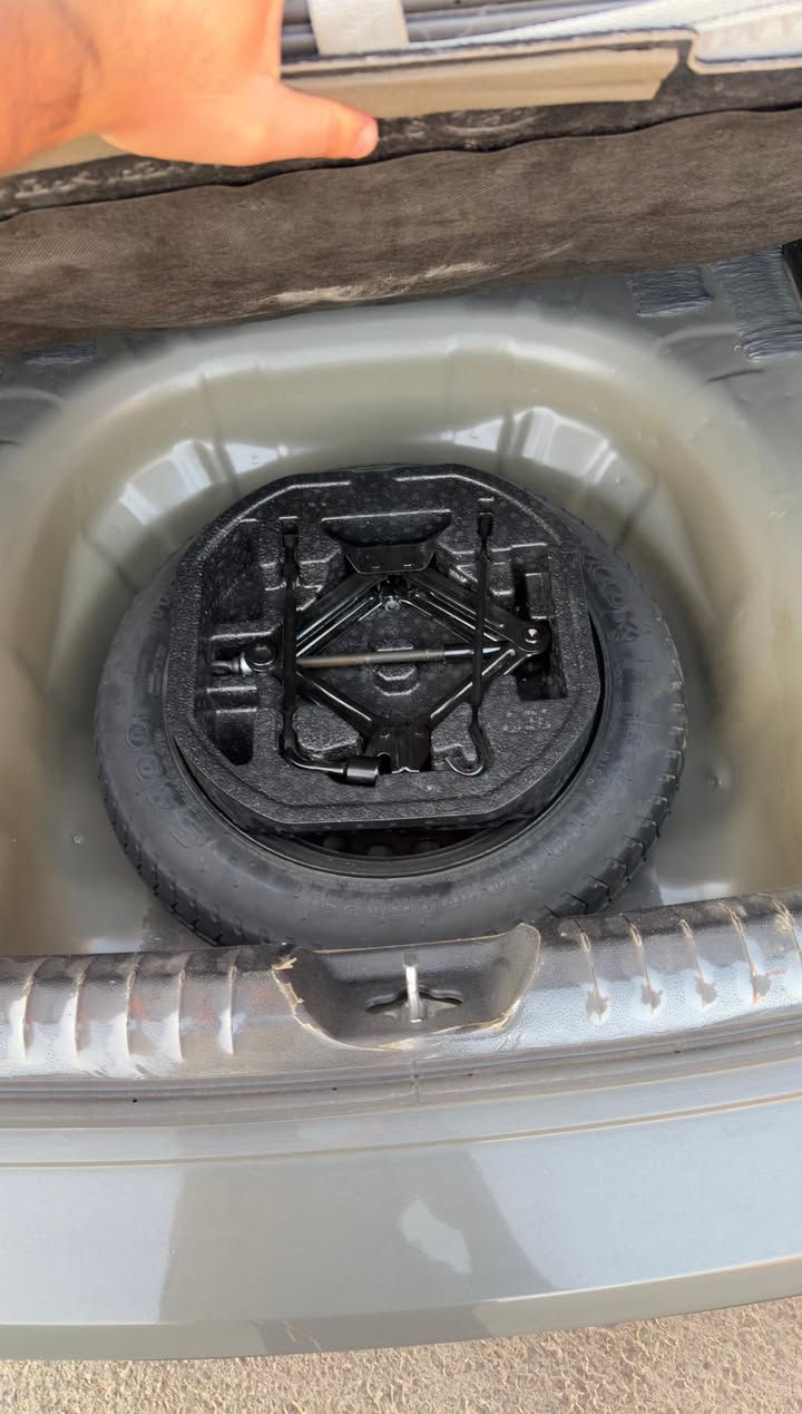 السلام عليكم ، سوناتا مديل 2022 ، موصفات عادية ، حادثها جاملغ خلفي معدل ع البارد ( بالهلال ) مصبوغ + الباب الخلفي مصبوغ ، السيارة جديدة گشنات مغلف و حوضيات، سياره كلش جديدة  ماشيه 29 ميل ، سعرها 180 بيها مجال كلش بسيط حق الجيهة  
للاستفسار :  ***********
