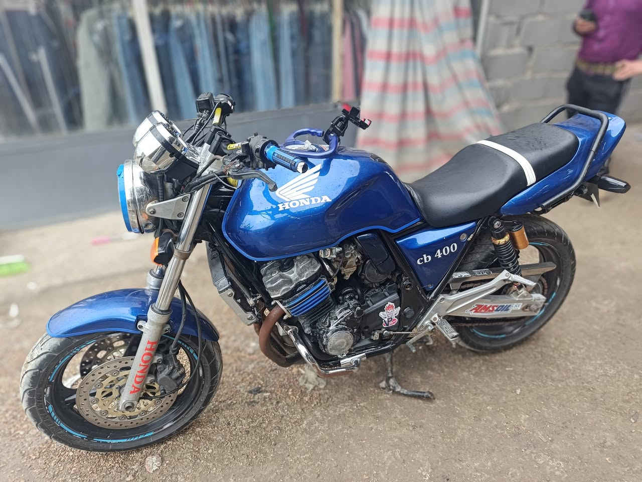 السلام عليكم عندي سبي فور موديل2000 جيل اول محرك 400 دراجه كلش حلوه بل عافيه على ياخذه سعره مليونين 600 وبيه مجال بسيطه محرك ما مفتوح


**إذا كنت صاحب هذا الإعلان وتريد حذفه لأي سبب، رجاءا أرسل رسالة إلى الدعم الفني**