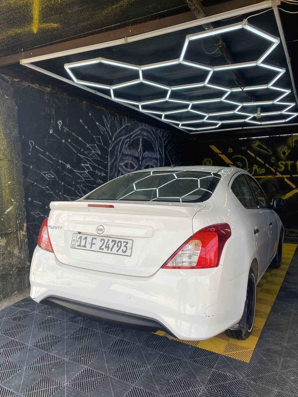 السلام عليكم 
نيسان صني هندي
بليته زرگه 
موديل 2019
تحكم استيرن جها وحده
كامرا
شاشه 
السنويه لل28 
السياره بيها فقط (باب الصدر بارد لا اكثر) 
موجود فقط اتصال ***********
