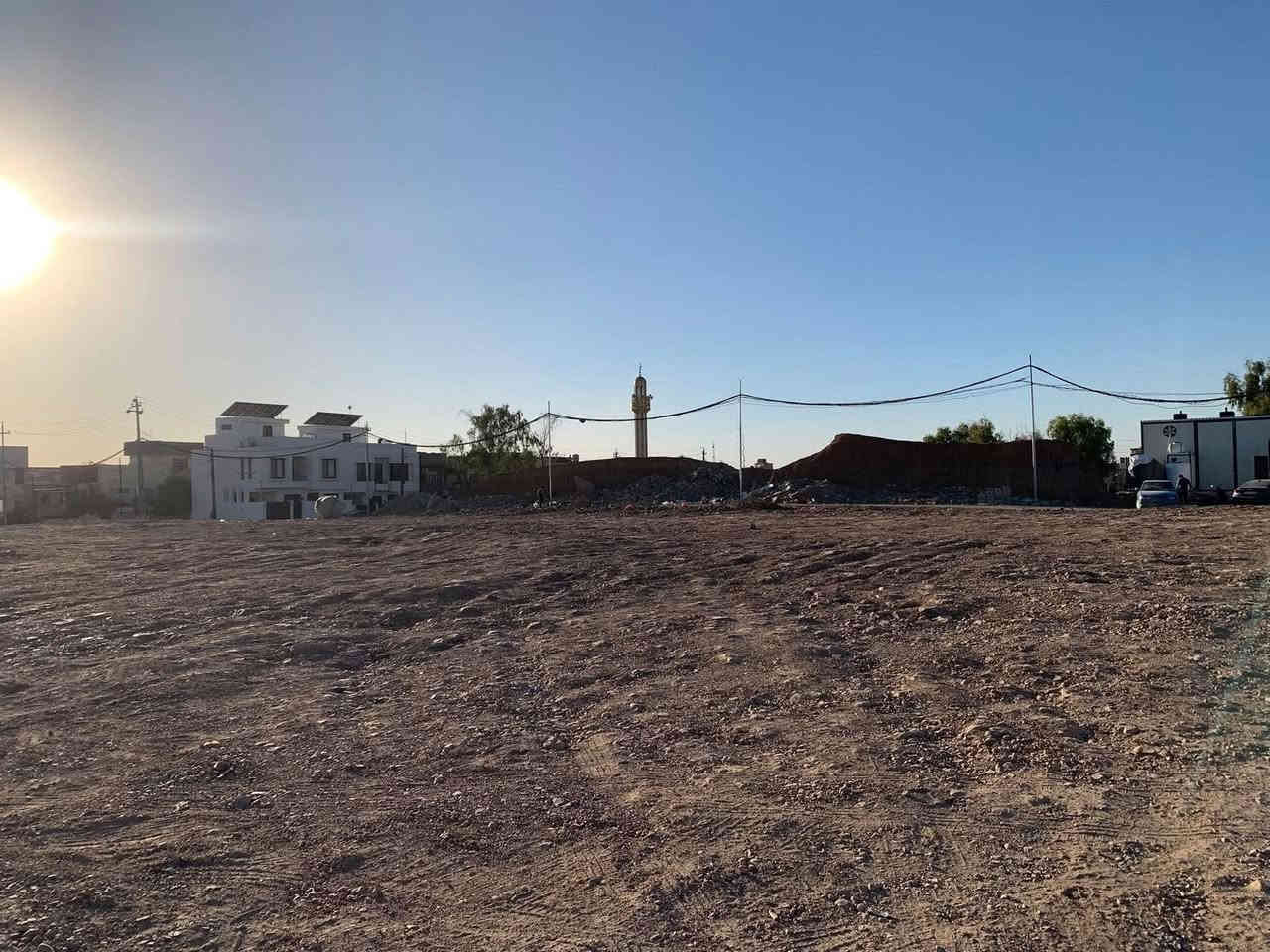 ارض للبيع موقع مميز ⚜️
في حي القادسية ٢ 
المساحة ٢٠٠ متر 
ركن 
توزيع موضفي المحكمة 

ملك صرف
الاتجاه شروق تام 

ممكن بيع نصف القطعة 

للإستفسار 
***********
***********
