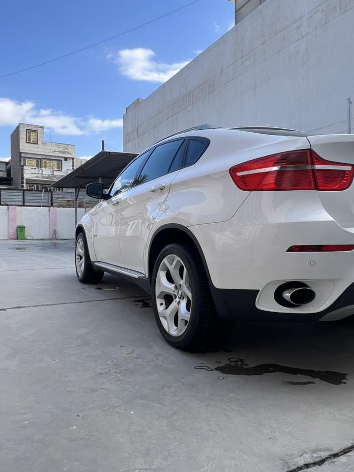 بسم الله الرحمن الرحيم
اللهم صل على محمد وآل محمد 
للبيع X6(2011)
ماشية 126
الماني عروش
محرك N55 سلندر 6
المواصفات 
ابواب شفط
جنطة كهرباء 
كيلس دخول ذكي 
برادات 
5كامرات +2كامرات حوادث 
شاشة عربي 
دات شو 
شفتات ستيرن 
حساسات امامي خلفي 
مكانيك + كهرباء +حدادية تبريد مكفول 
البدي بي بارد باب الصدر وبيها طخة بالجنطة واضحة بالصورة 
طخم تاير جديد برجستون 
مكفولة من الحادث والصبغ فقط دعاميات 
السيارة احلى من الصور حته الدروع كاملة 
السعر 180 ورقة وبيها مجال 
مكان السيارة بغداد 
للاستفسار ***********
