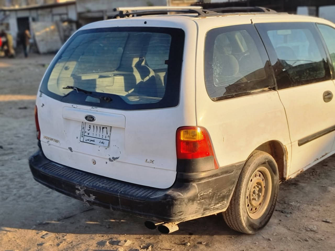 السلام علیکم ورحمة الله وبركاته
.سياره  فورت وندستار  موديل (٢٠٠١)  سنويه 2028 رقمها بغداد 
 مكينه 2400  كامري  ابو الچف 
سبعه راكب 
ما نقصها شي بس بيها خيط بخار و تلحيضات بسيطه وترايك للبصره  
سعر 33 بيها جال  
هے***********
