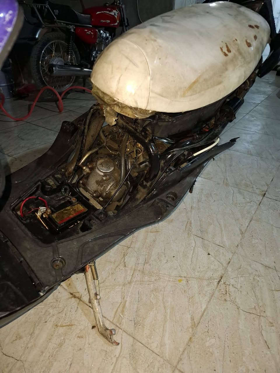 السلام عليكم ماكس عدله
شغاله بس متروكه للبيع كوم حديد
السعر 250 قفل والشراي ان شاء لله بعيوني اخليه رقم صاحب الدراجه
***********
مكلف بالنشر
