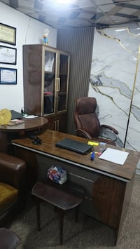 مكتب للبيع ميز مكتب جديد + دولاب + كرسي جديد + طبلات + تخم كامل + براد...