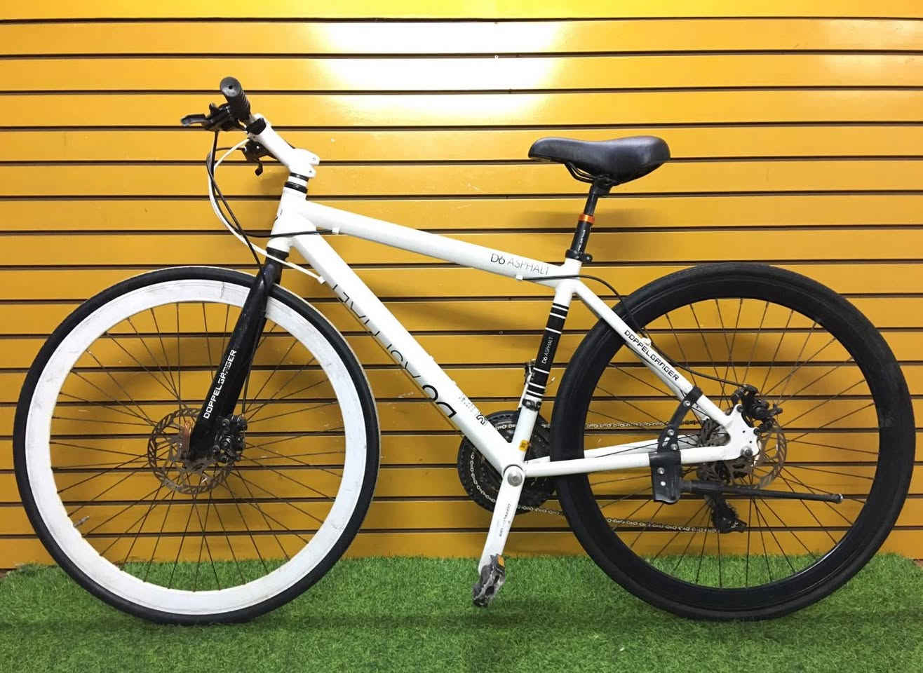 سلام عليكم 700c للبيع ماركة Doppelganger D6 Asphalt
لشة المنيوم 

سستم شيمانو بالكامل وشغال ٣×٧ عكرب

السعر مطلوب ١٧٥ الف و بي مجال

للاستفسار واتساب ***********
