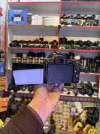 كانون 250D  • 📸 صور جيدة بدقة عالية💯  • 🎥 فيديو 4K  • 📱 شاشة لمس وواي-...