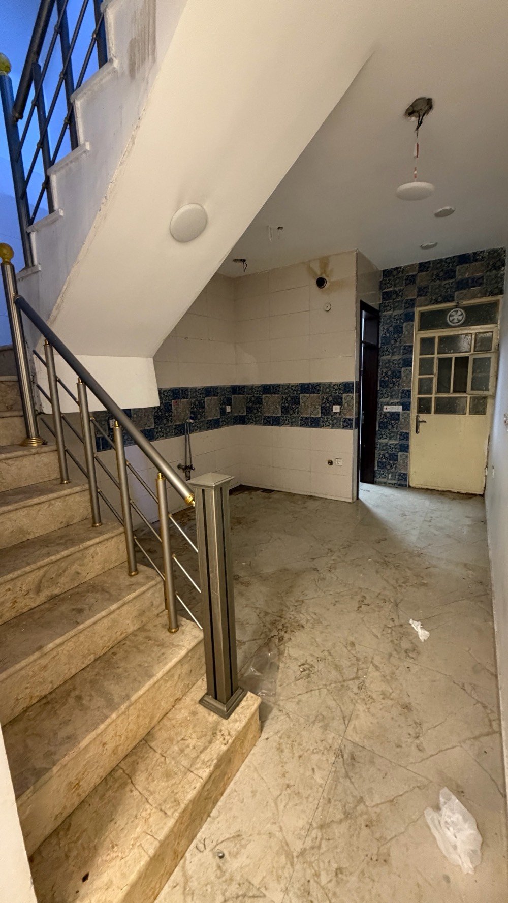 بـيـت للإيـجـار  ( ثلاث طوابق ) ( نضيف جداً )
______________________________________
📍 السيديه - الضباط 
(يصلح سكني او تجاري او صالون او مكتب محاماة ..الخ ) 

🔷مساحه 50m
🔷 ثلاث غرف نوم ( سويت ) 
🔷بدون صاله 
🔷مطبخ 
🔷خدمات صحيه بكل طابق 
🔷 السعر : 850 الف 
——————————————————
للاستفسار اكثر : ***********
