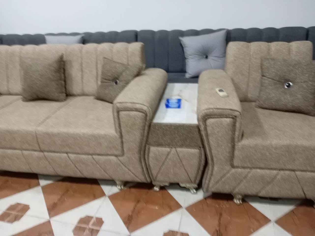 اسلام عليكم تخم للبيع جديد خشب بلويد لصلي لسعر مليون 300وبي مجال قنفتين وستوته وكراسي ثنين وطبلت ثنين ***********
