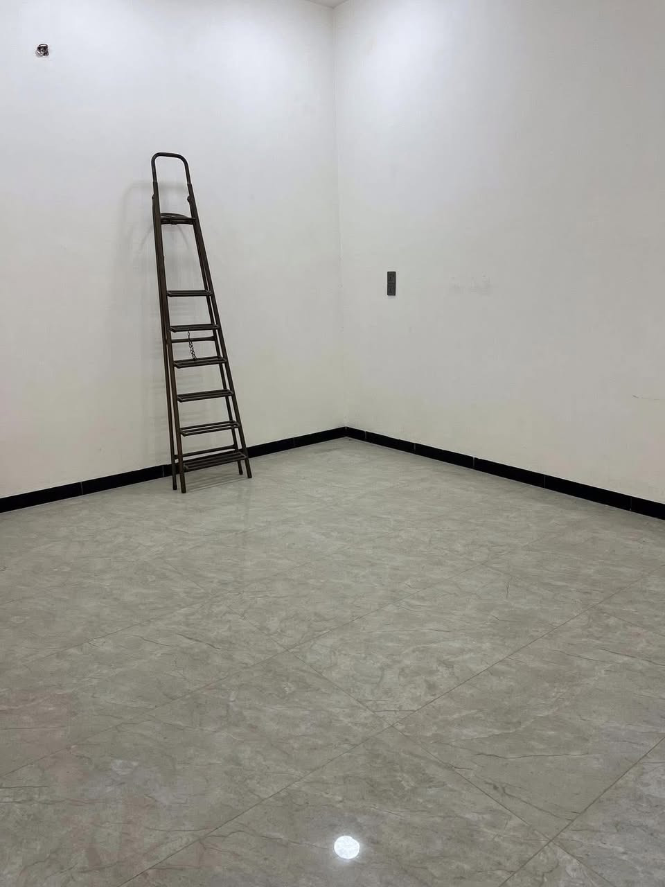 بيت للبيع المساحة 110 متر واجهة 5 ونص ونزال 18 متر
الموقع الكوفة السهيلية مقابل المستشفى العراقي اول بيت عن الشارع العام 
بناء درجة اولى صب اساس وسقف جسور مو حصيرة 
ارضية بورسلين هندي درجة اولى شركة ايتاكا 
بيبان حديد تعويج 
الخشب صاج درجة اولى 
غرفة ومطبخ وصالة واستقبال وصحيات داخلية وخارجية 
الطابق الثاني غرفة وبيتونه 
للأستفسار  ‭0780 526 0856‬
