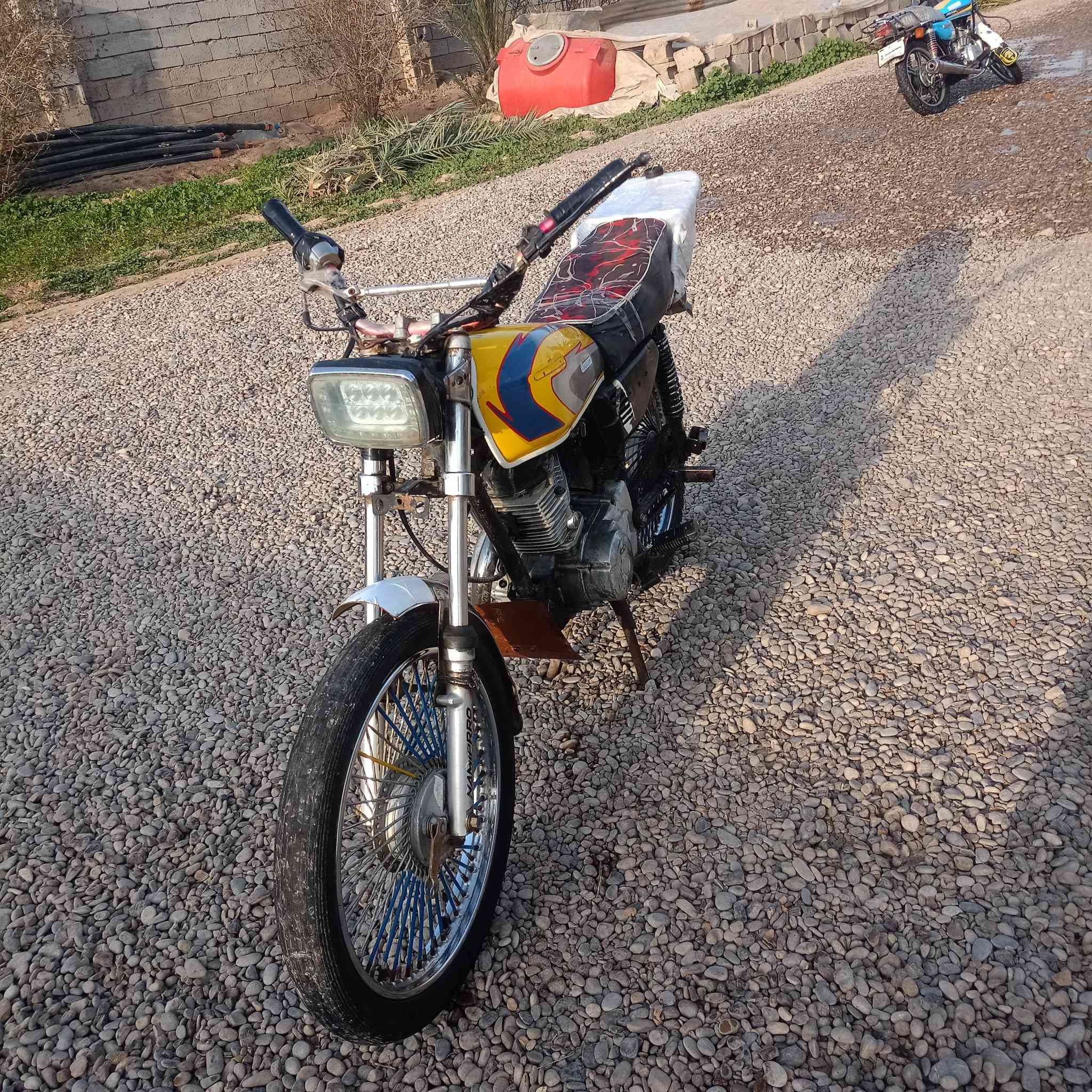 السلام عليكم دراجه للبيع موديل 17 مكفولة محرك 150 دراجه ما بيها اي عيب   
السعر 200 وبيها مجال رقم الهاتف***********
