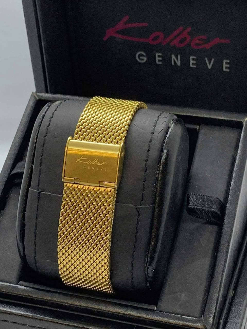 السلام عليكم.......
ساعة KOLBER سويسري أصلي بطارية 
مكينة روندا ١حجر 
نافذة للعرض التاريخ 
القطر ٣٦
مقاوم للماء ٣٠م 
سير حديد ستانلس ستيل طلاء لون ذهبي معلم 
جديد غير مستعمل مع العلبة الاصلية وبطاقة الضمان الخاص بي 
السعر ١٠٠$
يوجد توصيل ***********
