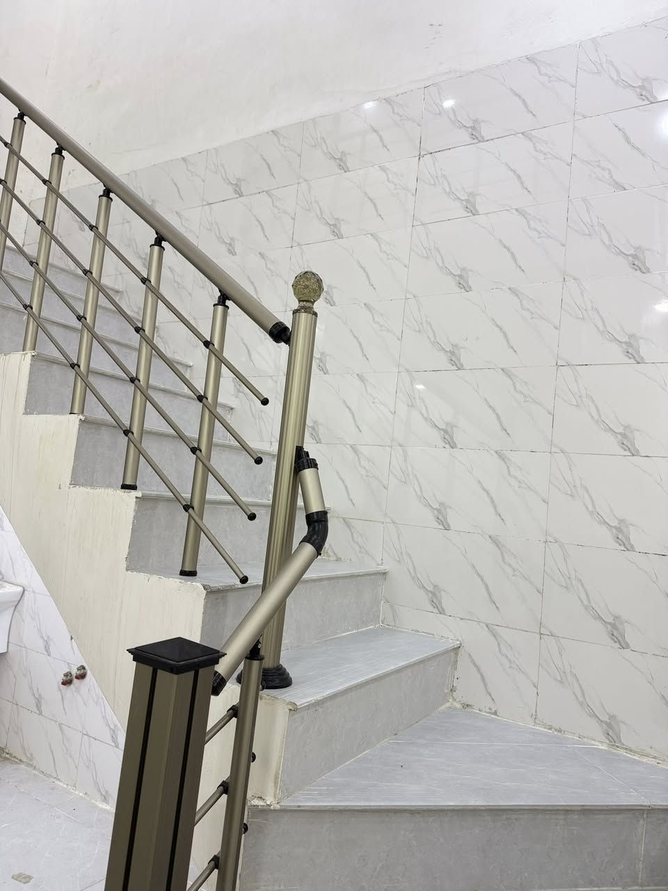 السلام عليكم 
بيت للإيجار – جديد 
مساحة 100 متر 
جاهز من خدمات كامل مكمل من كل نواحي 
يحتوي ع استقبال مطبخ خدمات غرفه نوم وصاله 
الطابق الثاني يحتوي ع سويت وصاله وغرفه نوم
جاهز من كل النواحي 
/ حي دجلة نهاية شارع الصفوة قرب أسواق الياقوت
***********
