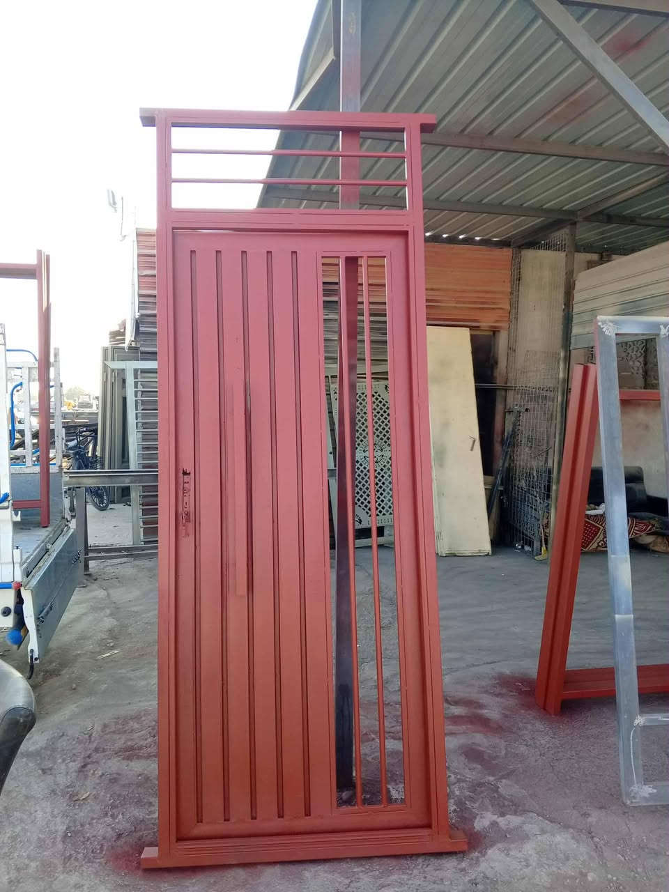 معمل حدادة السيد نعمان لتفصيل كافة الابواب والشبابيك والسقايف والجملاومات الحداد صهيب ***********/ السيد *********** العنوان تكريت نهاية شارع الاحتفالات قرب غسل علوش المعمل الركن
