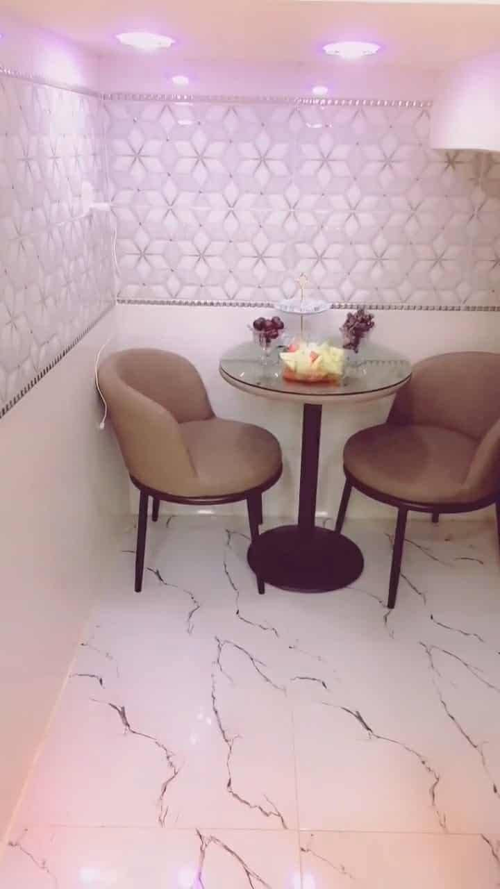 🏡 بيت للبيع في الصقلاوية (الشهداء الثانية) 🏡
**فرصة مميزة للسكن المباشر أو الاستثمار!**
بيت كامل المواصفات، بناء وتصميم حديث (**مفول ومرتب ترتيب كلش**)، وجاهز للسكن فوراً.
### 📍 الموقع:
 * **الصقلاوية** - منطقة **الشهداء الثانية خلف المدارس**.
### 📐 المساحة:
 * **120 متر مربع**.
### 📋 تفاصيل وتصميم البيت:
 * **المرونة والنظافة:** البيت بالكامل **مسرمك ونظيف جداً** وجاهز ما يحتاج أي مصاريف.
 * **الجهة الأمامية:** **طرمة كبيرة** وشرحة.
 * **الاستقبال والصالة:** صالة داخلية مميزة + غرفة استقبال ضيوف معزولة ومرتبة.
 * **غرف النوم (نظام طابقين):**
   * غرفة نوم في الطابق الأرضي (جوه).
   * غرفة نوم في الطابق العلوي (فوق).
 * **المطبخ:** مطبخ متكامل ومصمم بطريقة عملية.
 * **المرافق الصحية:** يحتوي على **2 حمام** (حمام بالطابق الأرضي + حمام بالطابق العلوي).
### 💰 السعر:
 * **85 مليون دينار عراقي** (وبيه مجال بسيط للشراي).
📞 **للاستفسار والتواصل أو لمعاينة البيت على أرض الواقع:**
 * يرجى مراسلتنا على الخاص 📩
 * أو الاتصال على الرقم: [***********]
