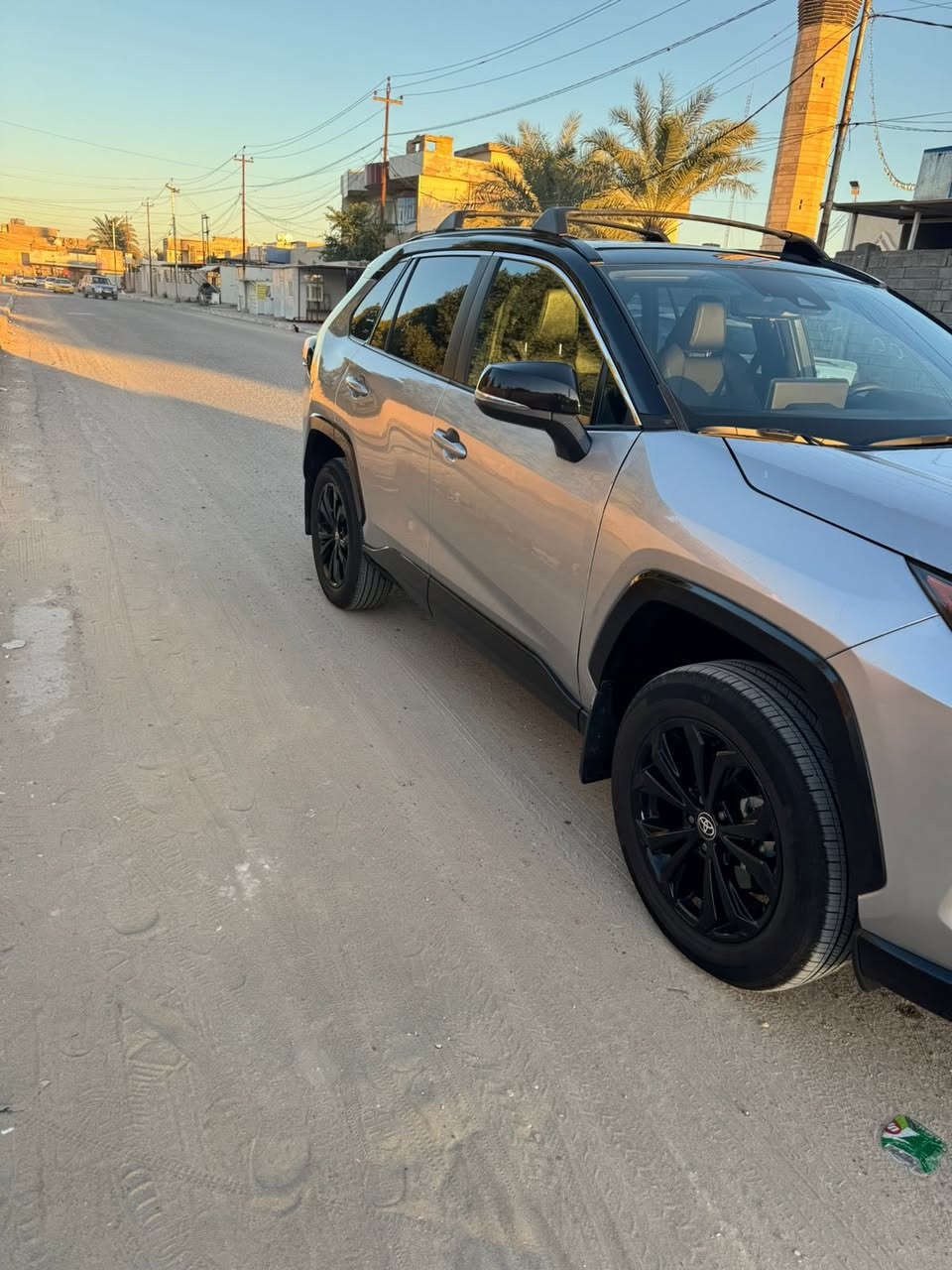 راف فور 2025 هايبرد XSE لون سلفر تو كلر 
راف فور هايبرد للبيع موديل 2025 لون سلفر تو كلر 
سقف اسود 
محرك 2500 cc هايبرد 
ثلاث انظمة قيادة 
 فتحة سقف 
بصمه تشغيل 
بصمه ابواب 
كراسي كهرباء 
كراسي جلد 
تدفئة كراسي 
اضوية اماميه زنون 
لد امامي زنون 
رادار امامي 
اوتو ستوب 
اوتو هاند بريك 
شاشة digital 
كاميرا خلفيه مع تحديد مسرب 
كاميرا خلفيه ع المرايا الوسط 
شاشة GBL كبيرة مع سماعات GBL
صندوق خلفي كهرباء 
تحكم ستيرن جهتين 
ستيرن تدفئة 
النقطة العمياء بالمرايا الجانبية
دفع رباعي 
بلوتوث اوامر صوتيه 
عداد السيارة 6 الاف 
تبديل جاملغ يمين وبنيد ودعاميه نفس  اللون 
السعرر 230 
( اعتذر عن المراوس للبيع فقط )
للاستفسار الاتصال .

‏‭***********
