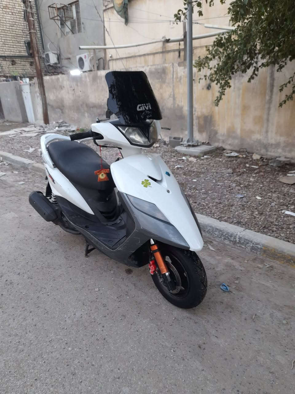 السلام عليكم دراجة للبيع ياماها gtr ثعلب دراجة صارلهة ٩ ايام نازلة حاوية من معرض يوماها دراجة كفالة عامة من شخط ومكينة كفالة كفالة بيهة تزويد صدر RGS أمامي وخلفي RS  اصليات بلادي دراجة نوزل كلة محسن أدير آلهة ودراجة مال جناي كلشي بيهة شغال دشبول اشاير هورن عالي وناصي بيهة يدات تدفئة برك بل مكان بيهة حساسات بيهة تايرات تايوان 🇹🇼 جديدات وبيهة اوراق ومكاتبة ومنفيس 
مكان بغداد جديدة تل محمد  رقم *********** 
سعر دراجة     ٩٠٠ وبيهة مجال
