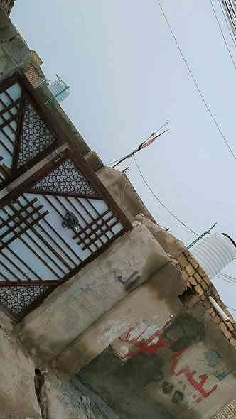 بيت للبيع مساحته 140زراعي مكانه صوب بني ركاب منطقه شويلي يحتوي على 3غرف وصاله ومطبخ وديوانيه وصحيات البيت ركن عله شارع 15 قريب عالطاقه ابصف المدرسه الصينيه الجديده للاستفسار الاتصال على الرقم ***********
