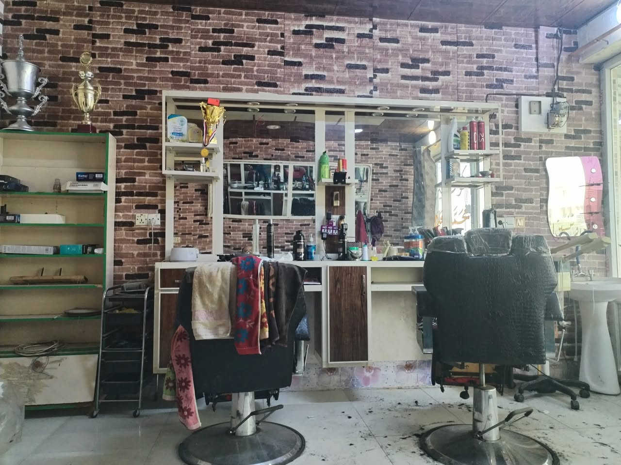 محل حلاقة للبيع كامل مابي نقص
سبب البيع عدم التفرغ 
موقع المحل سايدين مركز العروبة 
حي النصر 
***********
