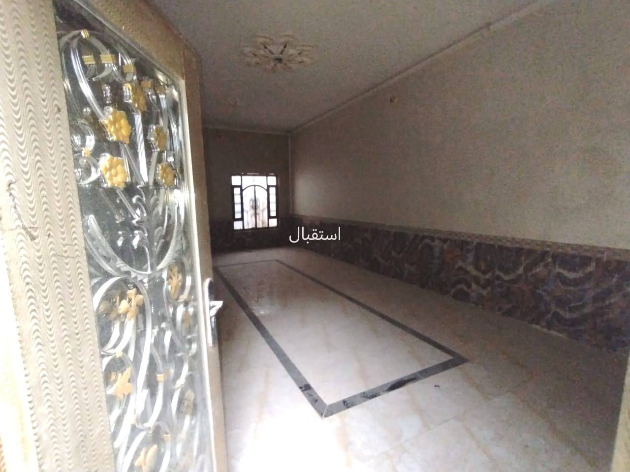 بيت في حي التضحية شارع العلوة القديمة قريب جداً للسريع
مساحة ٢٠٠م طابقين

الطابق الاول يشمل

استقبال - صاله - غرفة - مطبخ - حمام داخلي وخارجي

الطابق الثاني: هيكل فقط

للتَاصل والاستفسار اكثر على الرقم:***********
