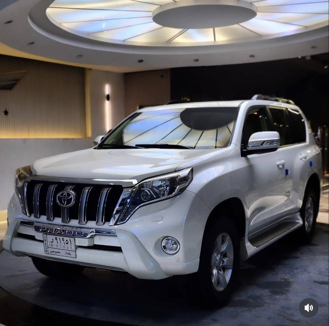 السلام عليكم 
تويوتا برادو 2014 
فئة VX (في-إكس) 
ماشيه 139km الف حقيقي 
الموصفات و المحرك والأداء
1-بمحرك 6 سلندر سعة 4.0 لتر 
2-عدد الاحصنة حوالي 271 حصان
3-العزم: حوالي 380 نيوتن متر.
4-ناقل الحركة: أوتوماتيكي 
5-شاشة لمس ملونه تحتوي على عدت الوان
6-تحكم جهتين ستيرين شاشه العدات و شاشه و سطيه 
7-بلوتوث اوكس يو اس بي 
8-عدد السماعات -9-Dolby digital صوت محيطي مع امكانيه تشغيل حدّت الصوت تلقائي
9-مثبت سرعه ستيرن كهربائي مثل لكزس 
10-عدادات ليزل مثل لكزس
11-اناره محيطيه على الأبواب و الأقدام 
12-تحكم خفض و ارتفاع أناره محيطيه
13-دوسات اناره خارجيه على الأرض 
14-مقاعد جلد بيجي
15-مقاعد تبريد السائق و الراكب 
16-مقعد السائق كهرباء 8 وضعيات السائق و الراكب 4
17-مقاعد الصف الثالث كهرباء فتح واغلاق 18-الثلاجة: مدمجة في الكونسول الوسطي
19-فتحة سقف
20-كاميرا خلفيه 
 21-حساسات اماميه 
22-حساسات خلفيه
23-التكيف منفصل السائق و الراكب
 24-تبريد خلفي منفصل  قطعتين تبريد 
25-نظام الدفع: دفع رباعي مستمر (4WD)
26-نظام زحف دبل ثقيل دبل خفيف
27-نظام نزول منحدرات  
28-أمكانيه فصل نظام دفع الرباعي مع امكانه 
السير فقط دفع خلفي
29-نظام منع الانزلاق
30-كير سبورت S و عادي 
31-نظام ABS 
32-مصابيح اماميه LED مع إمكانيه تلقائي رفع و خفض 
33-كشاف ضباب 
34-إطارات ألمنيوم حجم 265/65/17
35-سنتر لوك
36-زجاج ملون ضد اشعه UV
37-بصمه السائق و الراكب و زر تشغيل ايقاف 
38-اناره ترحيب عند الاقتراب من سياره داخل
سياره و على الأبواب و تحت الدوسات 
39-المرأة الجانبية قابل للطي كهربائياً
40-عدد الايرباكات 8 airbag
41-زجاج السيارة ملون UV
42-اضائه ليزرات 2 على حاملات الأكواب و مداخل شحن و كير
43-كاعيات بلادي تويوتا كاربت 
44-مطفأة حرائق

الطول: حوالي 4930 ملم
العرض: حوالي 1885 ملم
الارتفاع: حوالي 1845 ملم 
ملاحظات 

سياره استلام شركه تويوتا مركز المدينه 
من زيرو لحد الآن سيارة استخدام بيت فقط
‏السيارة بي اسمي تحويل ثاني يوم 
مكفول من الحادث و جفيه و صبغ و الحاره و تبديل كله بلادي شركه على وضع شركه 
‏سيارة كير محرك تبريد بشرط اخو جديد بلادي 
كل 6 اشهر فلتر بنزين يتبدل اصلي شركه 
عليه ادامه كامله سيارة جاهزه من كلشي
دهن كير  دهن اكسل امامي خلفي فور ويل 
 حدايه جديده ياباني شركه 
مشط جديد ياباني شركه 
دسكات  بلكات كله جديد 
تايرات نضيفات سيارة كلشي بلادي بيه دعاميات كله بلادي.
 سيارة فقط ملاحظة بيه الباب خلف السائق دبل كود فقط يعني بلادي شركه لا مفتوح و لا مبدل برغي الي مايعرف دبل كود شنو سياره من شركة تنفحص قبل لاتطلع من شركة بليابان إذا مكان صبغته مو زينة يتم صبغة بي طبقة إضافيه لسيارة كله او لقطع معينه منه يعني شي بلادي اكثر سيارة تاهو جمسي كديلاك كله تجي دبل كود مرغوب عدهم يصير صبغ طبقتين قوي ضد شخوط 
برادو و لاندكروز و لكزس يجي بيه قطع معينه او مابيه حسب سيارة اسف على أطاله 

‏رجاءً اللي ما يعجبه السعر لا يعلق ولايكسر بحلال الغير  السيارة رقم بغداد مشروع وطني 
مكان السيارة كربلاء 
سعر السيارة 34.500 الف دولار وبيه مجال 
‏الاستفسار WhatsApp او اتصال
 ***********
