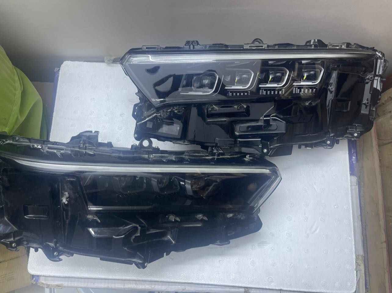 لايتات كراون 4 عدسات خليجي
سعر الزوج 27 ورقه و بيهن مجال 

التك ب14 ورقه قفل نظافة عاليه
‭0787 711 1830‬ اتصال فقط 
*********** وتساب فقط
