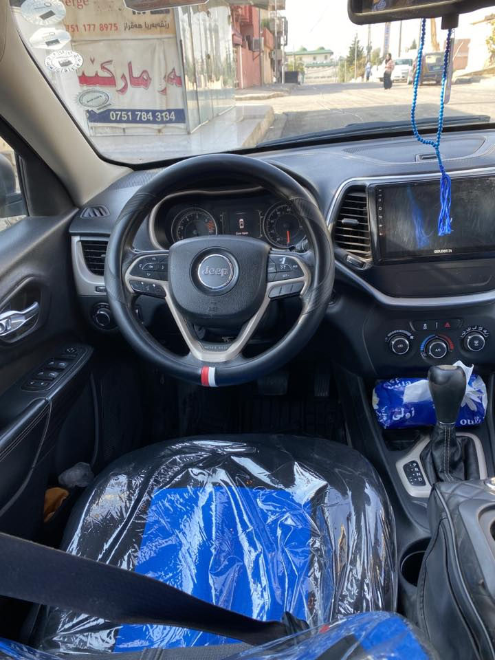 جيب شيروكي موديل 2016 مواصفات sport قطعتين جاملغ وبولند بدون دواخل  سعرها 118 ومجال 3 غرامه بيع ومراوسا للاستفسار وتواصل واتساب ***********
