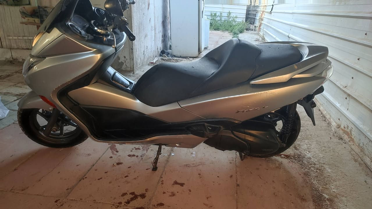 السلام عليكم فوزرة صفر عشرة للبيع علكت ولف ومن صلحته صار بيه صوت جكجكة بس ممأثر عليهة تمشي طبيعي السعر مليون ونص ***********
