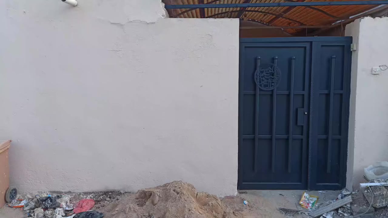 دار للرهن مساحته 115 متر يحتوي على غرفه نوم وصاله واستقبال ومطبخ وصحيات ومساحة كراج وفوك غرفه نوم البيت نضيف جدا قريب من شارع السوك رهنه ب20 مليون 
ارضيه كاشي 
رهنه ب20 مليون لمدت سنه قابل للتجديد 
مراجعة مكتب ابو محمد الكريطي للعقار في حي الرحمه شارع مقرنص الكيات بلبدايه الاتصال 
***********
