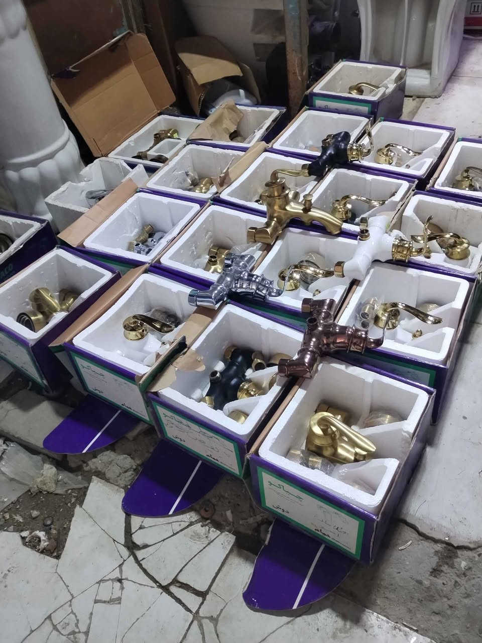 سلام عليكم خلاطات براص نحاس دوش و شطافا عدد 12 السعر الواحد 30 الف بيع شلع  وياهن غربيات العالي غواص قطعه واحده بيهن تغريبن 3 سعر الواحد 60 الف واكو مغاسل كنتوريه جدد بيهن هم 3 سعر الواحدة 30 مكاني البصرة القديمه *********** وأنه بخدمتكم البصرة, العراق
