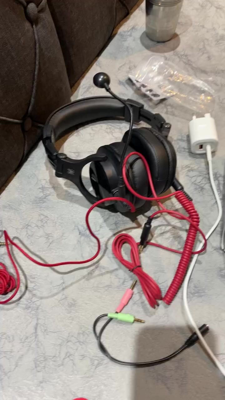 اخوان هيدفون احترافي كلش راقي غير مستخدم سعره ٦٠ ألف وبي مجال للشراي راسلني واتس  إذا اتريده *********** غير متواجد على الماسنجر
