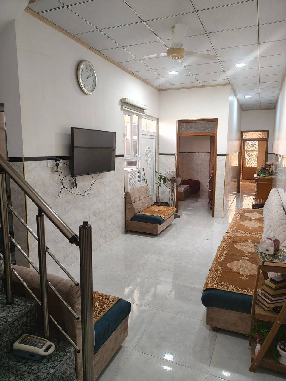 بيت للبيع في حي الميثاق فرع جامع المهيمن مساحه 125واقع حال 150بيه غرفتين نوم وهول واستقبال ومطبخ وبيتونه ومناور اثنين وبيه فضله نهايه البيت حديقه طابق واحد سند طابو معامله التحويل ماشي بيها الاتصال على ***********
