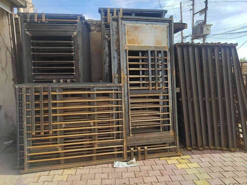 معمل حداد السلام بواب وشبابيك جملة فقط جنل ٣ مليم ونص ولا داخل مليم ونص شخل درجة ولة مكاني بغداد جملة فقط ***********
