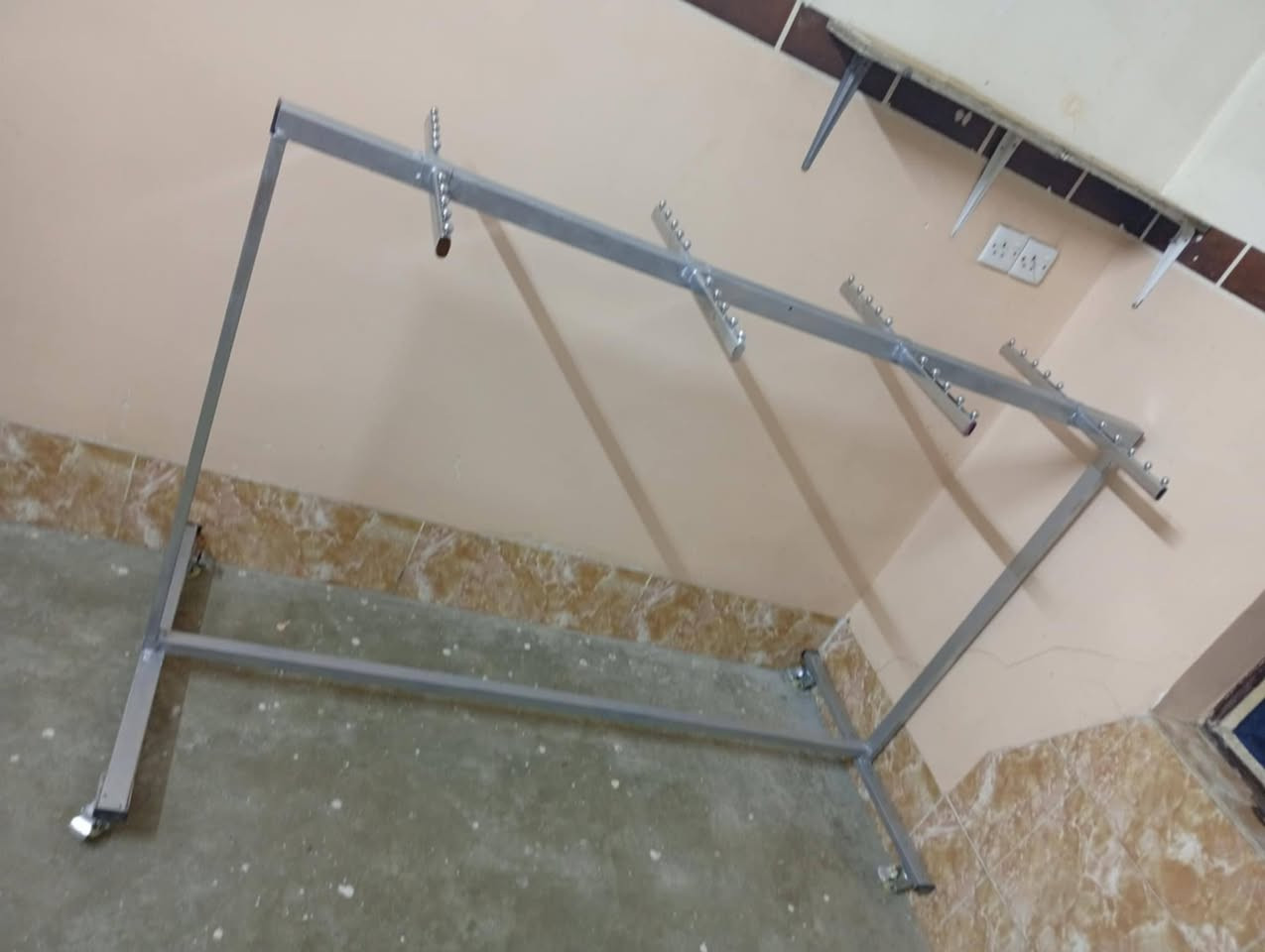 تعلاگة ملابس حديد
السعر 30 وبي مجال بسيط 
***********
