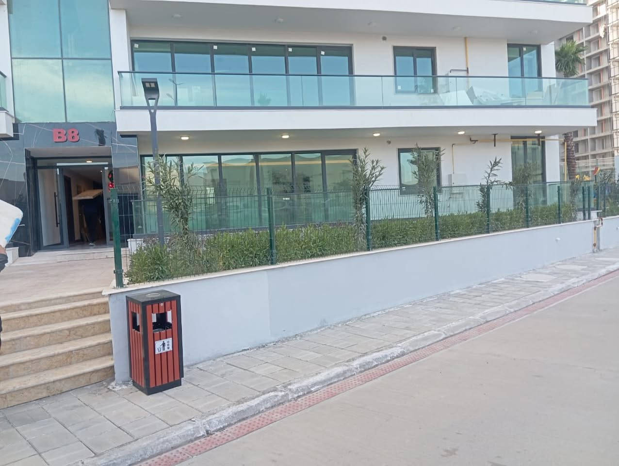 شقة للبيع جاهزه للسكن 👍🏻
ارضي اطلالة على الفلل  حديقة اماميه وجانبيه تختلف عن باقي الشقق التي يوجود كراج امامها 🏦

قريبة من الهايبر والعاب الاطفال🎠🎠🎢🏟️🏰

مجهزه بسبالت وكاونترات وتحتوي على 2حمام و3WC اثنان منها مشترك مع الحمام🚽🛀🏽

جاهزه للسكن الدفع كاش وبسعر 250 مليون💵

المساحه 180 متر🛣️🏩

مجمع الود السكني🏣🏣🏣🏢🏢🏢🏩🏩🏩

يتم البيع مع المالك حصرا

رقم الهاتف***********
