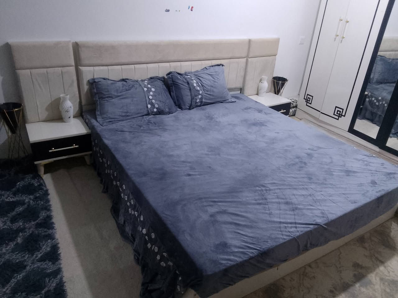 غرفة نوم ٥قطع نظافة فول قليل مستعملة كم يوم مع دوشك عالي
سعرها 400بيها مجال قليل شراي اتصل 
***********
