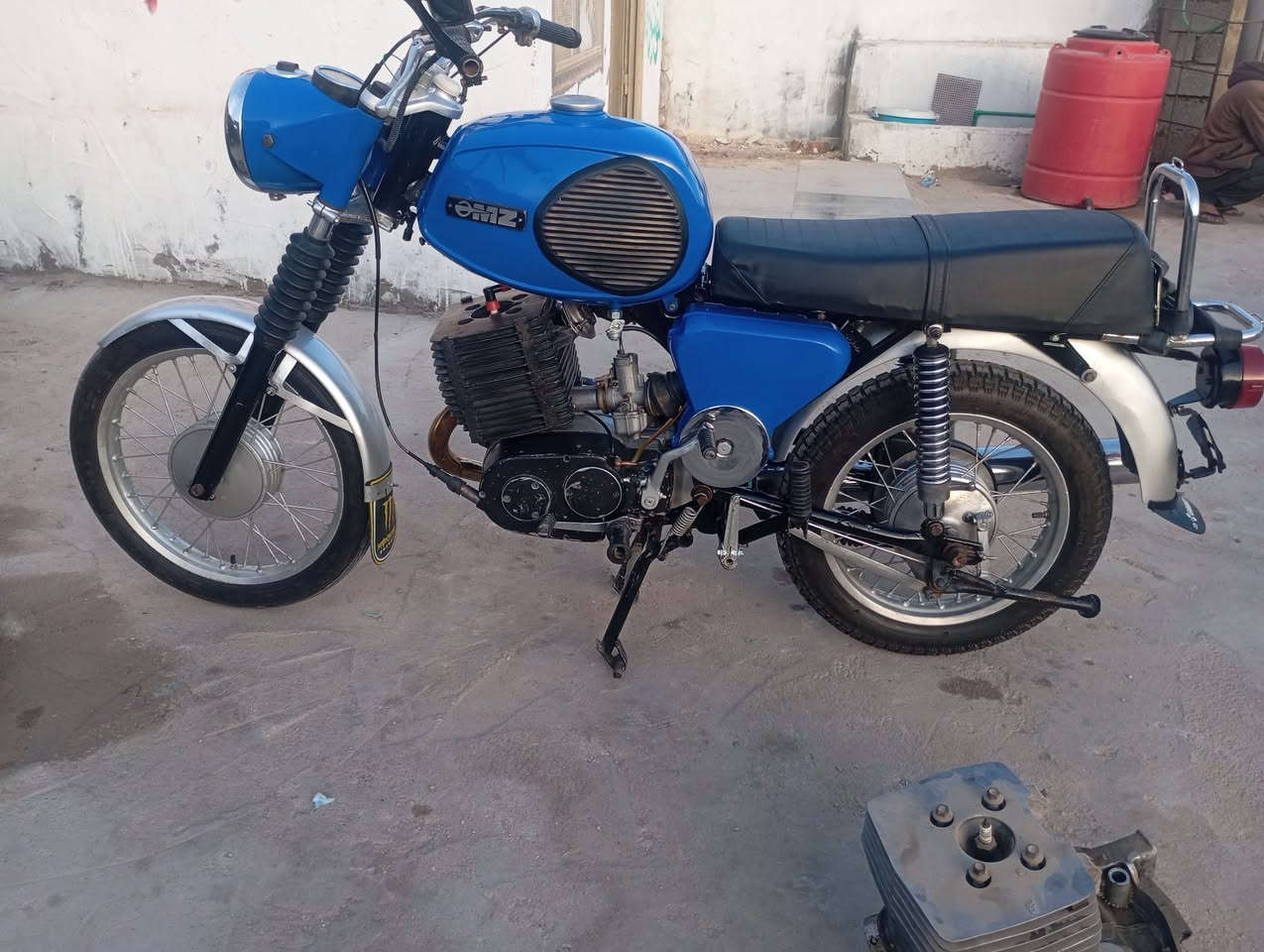 مرخصت مدير الكروب دراجه واحد وثمانين للبيع تعمير جديد عوزه بس كهربائيات قطرت لحيم مابيه مكينه تجفيت جديد بعده ع سحك سايس 4 مكينه قنبوره بلادي شراي ***********
