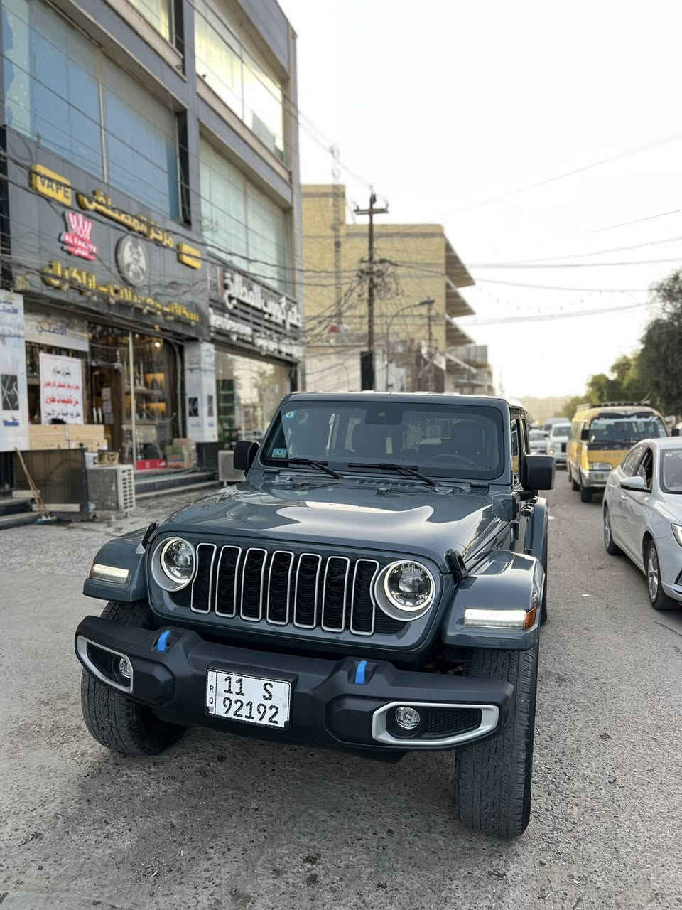 السلام عليكم 
Jeep WRANGLER SAHARA 4Xe 2024 
فول مواصفات بلكن هايبرد 
حادثها حداديه فقط بدون دواخل بدون ايرباك
ماشيه 20 ميل فقط 
دفع رباعي كير اوتماتيك+ لوكير 
بصمه 
تشغيل عن بعد 
شاشه كبيره كار بلي أندرويد اوتو 
تحكمات ستيرن 
سقف متحرك
تبريد قطعتين 
محرك 2.0t
وباقي مواصفات الرانكلر الSAHARA المعروفه 
العنوان بغداد الدوره
***********
***********
