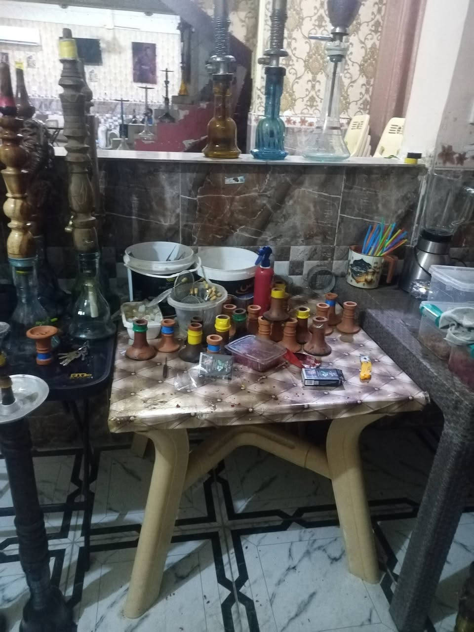السلام عليكم غراض كوفي كامله جاهزه من كلشي للبيع بسعر مناسب *********** كراسي 42 ميوزه 8 نراكيل طه ام الختم الاصلي عدد،20 نراكيل خشب 10 خلاطات 2

