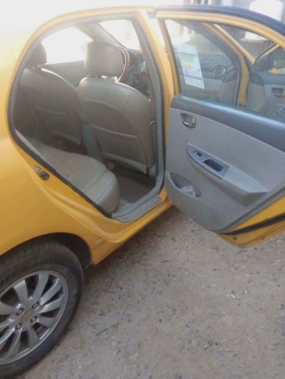 سياره للبيع موديل ١٣ رقم ديالى لغايه السنويه ٢٠٣٠ بصمه بيها طخه خفيفه بين البابين مال السايق والورا السعر ٤٥ او بيها مجال مكاني بغداد العبيدي التبريد ما يشتغل ما اعرف اشبي كير محرك خير من الله رقم الهاتف ***********

