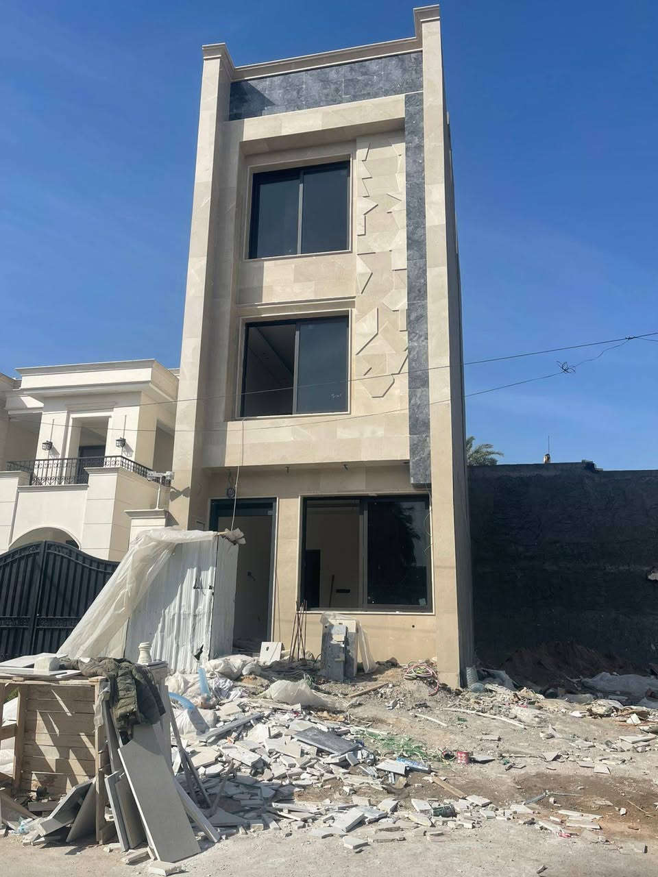 كادر متخصص في تنفيذ الواجهات المرمر بجميع الطرق والدزاين حسب طلب الزبون بأنسب الأسعار دقه العمل👷وسرعة الإنجاز✅ للاتصال و الاستفسار ***********
