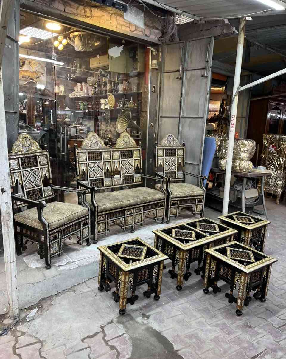 نص تخم اربسك  مع سيت طبلات صنع عراقي بايادي مصريه انتاج الثمانينات. نظيف 
*العنوان:بغداد الكسره قرب ملعب الكشافه داخل السوق الشعبي 
*للحجز والاستفسار عن الاسعار يرجى التفضل على الخاص ومراسله الصفحه او الاتصال على الرقم. ***********
*يوجد توصيل الى كل محافظات العراق 
*يرجى التاكد من الطلب قبل مغادره المندوب
#antique #انتيكات #تحف #نوادر #راديو اثاث كريستال زوالي كلاسيك
