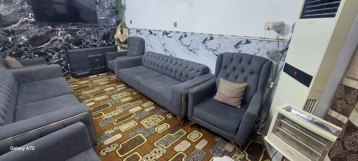 السلام عليكم تخم للبيع مال بيت نظيف جدا 10مقعد مكان قلاب تركي بغداد مدينة الصدر سعر 450وبي مجال ***********
