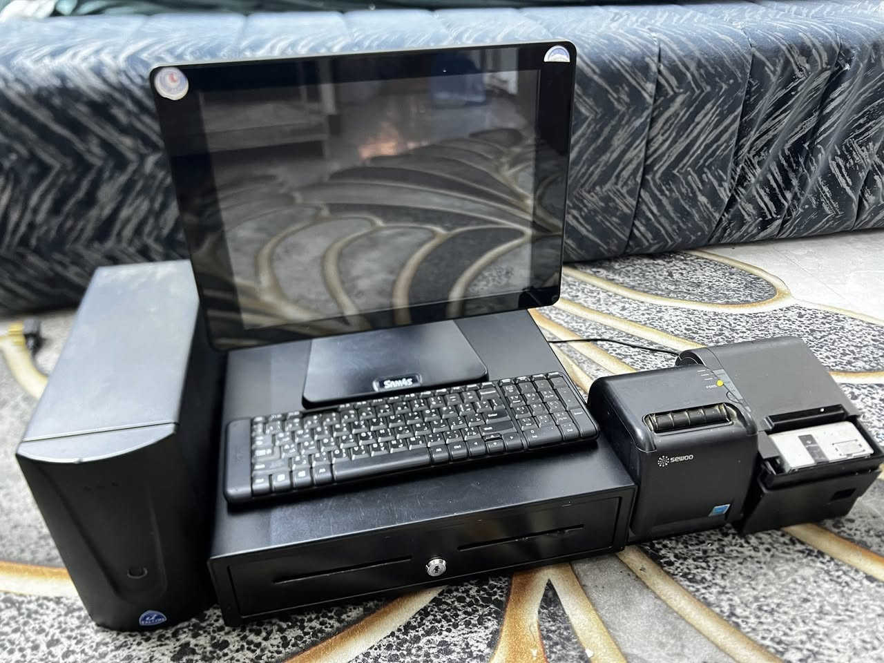 السلام عليكم 
كاشير مطعم للبيع مع كافه الملحقات 
عليه نظام المعالج الاول 
السعر ٩٠٠ الف 
***********
