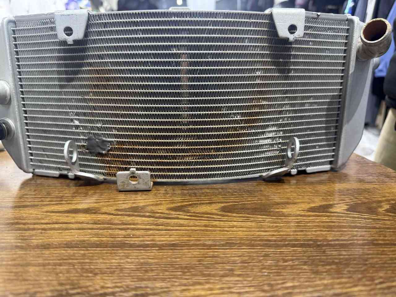 السلام عليكم 
مرخصه الادمن 
للبيع 
دشبول مال 2008 شغال ع الفحص السعر 60 الف 
سلف مال 500 شغال ع الفحص السعر 50 الف 
قايش مال 500 غير مستخدم السعر 40 الف 
راديتر مال 530 مصلح مبين بالصوره ع الفحص السعر 65 الف
والي ياخذهن كلهن انزله من سعرهن والدسكات والمرايه ابلاش 
بغداد الشعب ***********
