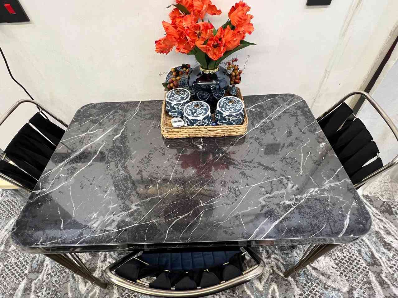 ناوماليكى كامل بو فروشتن

پيكهاتووة لة كةوانتةريكى موديرن + TV
تاخم سيسم 2 نةفةرى پيك هاتووة لة 10 پارجة 
تاخم قةنةفةى 8 نةفةرى
مێزی نان خواردن
هةموويان زور زور پاكن 
هةر كةسى كريارة پةيوةندى بكات
*********** أربيل, العراق
