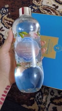 هو مزيل مكياج من ماركة AilY، يتميز بملصق مزين بالزهور.يوصف بأنه ماء مي...