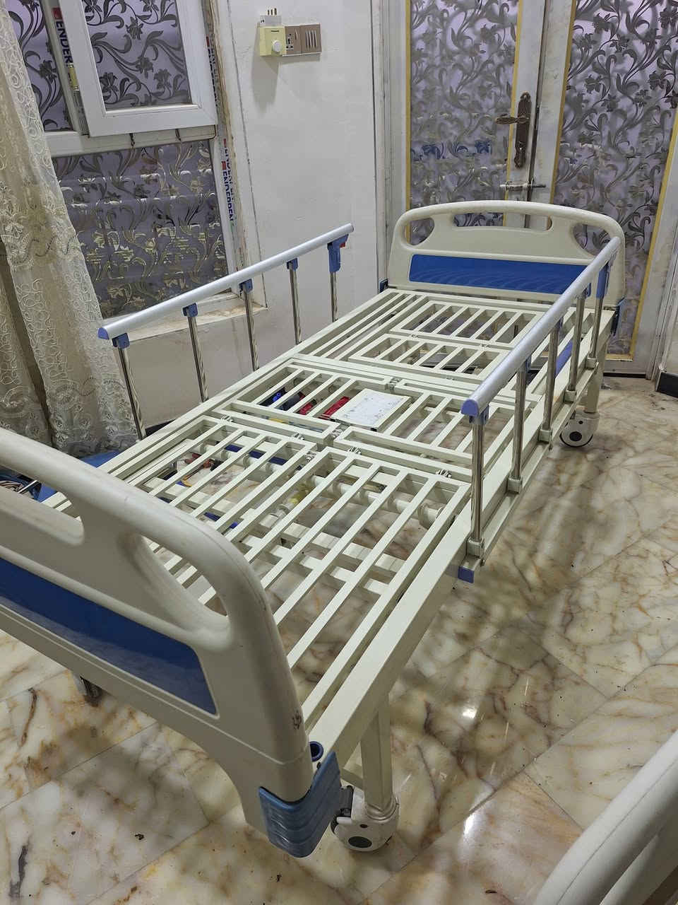 للبيع سريرطبي طبي ميكانيكي ٤ حركات اخو الجديد بسعر ٢٥٠ الف  ***********
