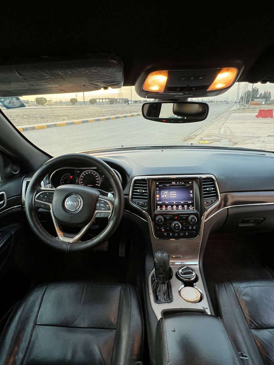 جيب شيروكي لمتد رقم بغداد موديل 2017 فول مواصفات عدا لبنرامه 
وارد امريكي حادثه بس بنيد مبدل بلادي موضح بل صور 
مواصفات
داخل جلد 
كشانه كهرباء 
كشنات تدفأء وتبريد 
اوتو هولد 
مثبت سرعه
نضام ايكو ونضام سبورت 
شفتات ستيرن 
تحكم ستيرن 
جنطه كهرباء 
لايت زينون 
حساسات امامي خلفي 
ويل 20 عليه تخم تاير دلوب جديد 
مكان لسياره فلوجه 
سعر 200 ورقه وبيه مجال بيع او مراوس حسب لقناعه 
***********
***********
