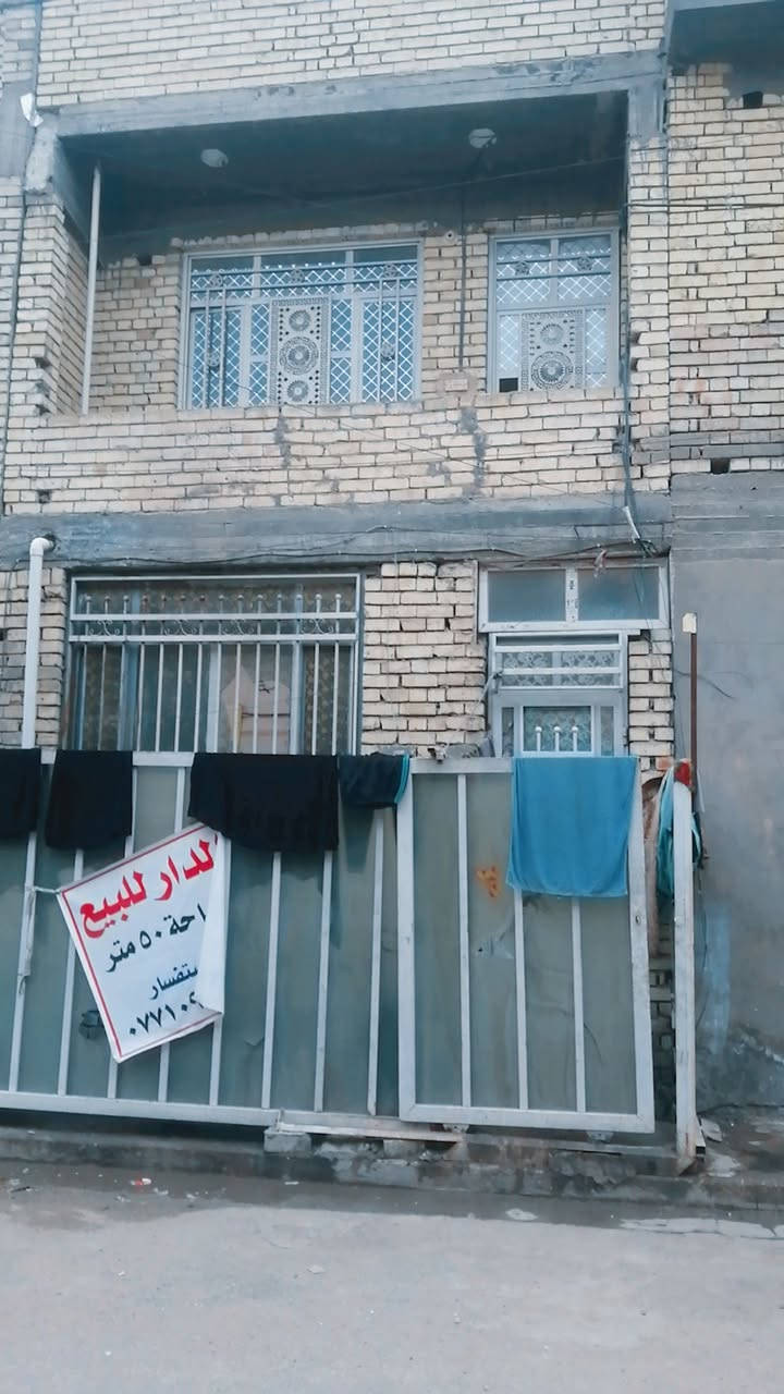 السلام عليكم بيت مساحه ٥٠ متر شارع جامع سيد صلاح مقابيل أسواق مصطفى البيت يحتوي عل غرف نوم ٢ واستقبال وحمام وصاله ومطبخ للاستفسار الرقم ***********
